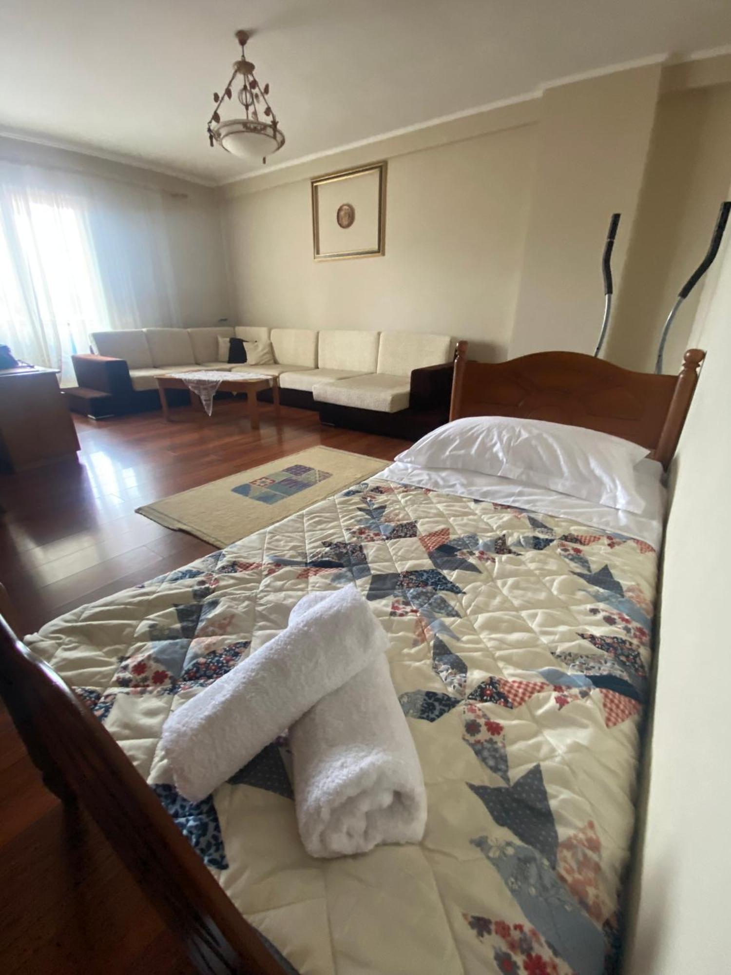 Stay The Night Shkodra Apartment City Centre Buitenkant foto